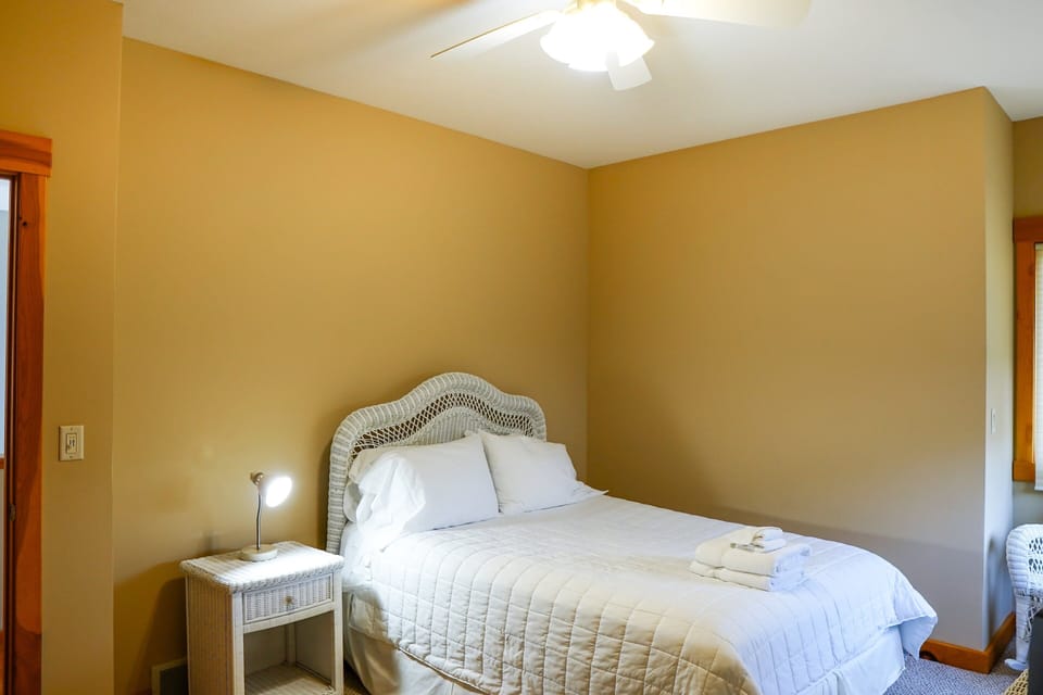 Second Floor Bedroom 1 w/Queen Bed