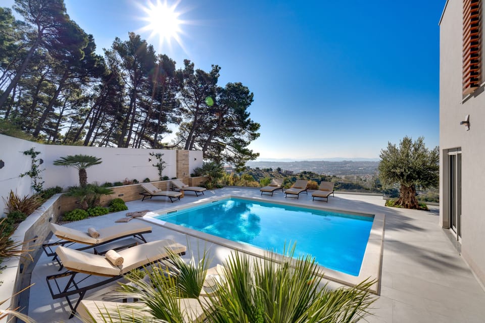 Very nicely designed and contemporary property equipped for a relaxing vacation.