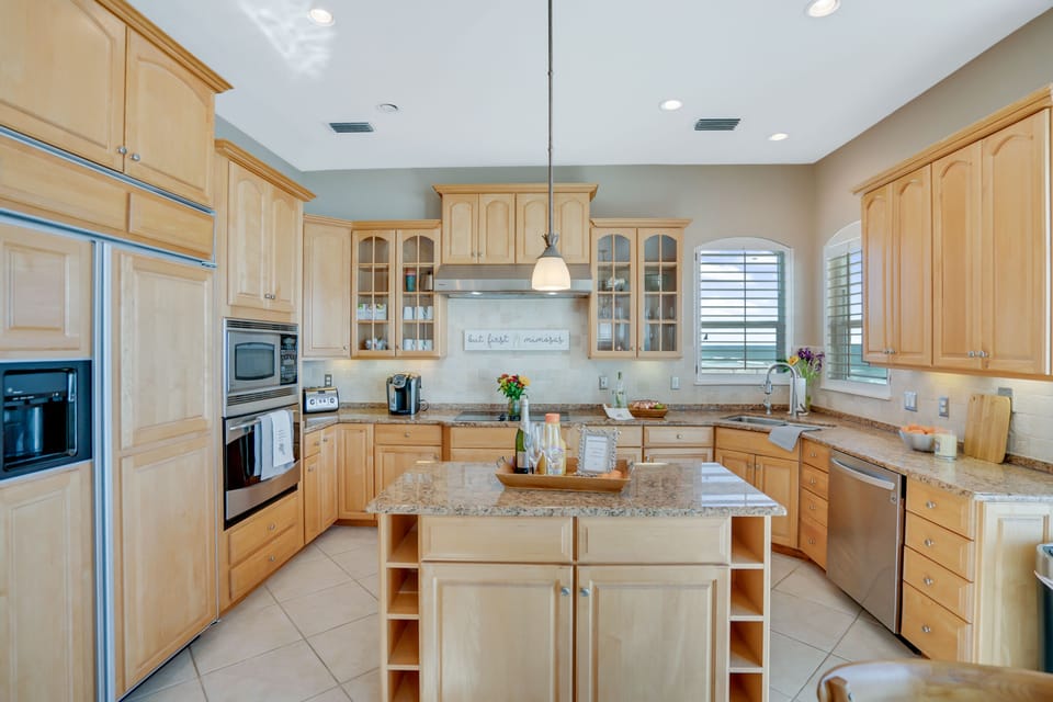 Gourmet kitchen has everything you need to indulge your inner chef!