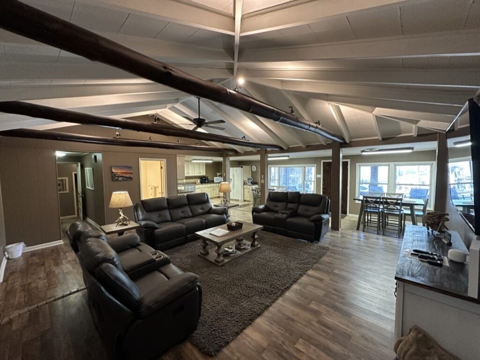 Living room with vaulted ceiling, dimmable accent lighting and ceiling fan