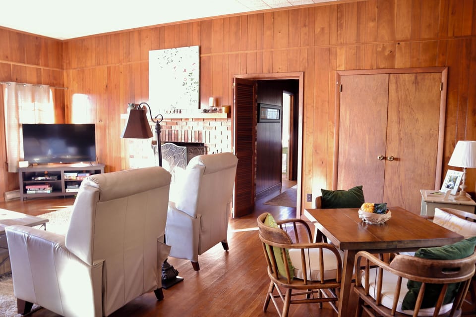 Breakfast Table/Livingroom