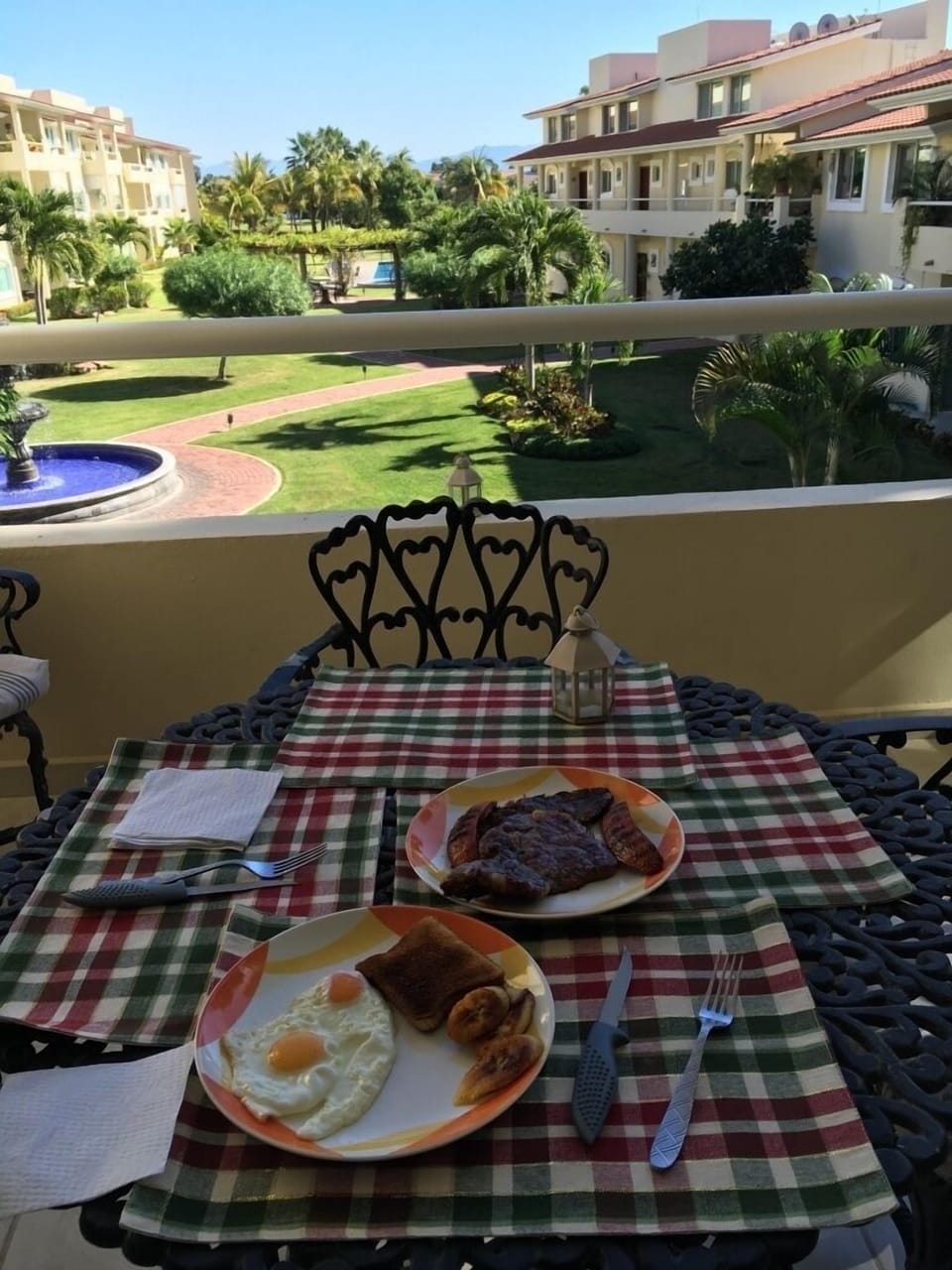 enjoy breakfast , lunch or dinner in the balcony .