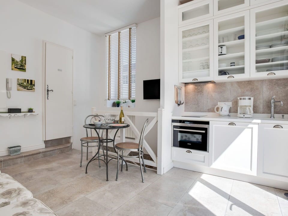 Countertop, Cabinetry, Property, Furniture, Wood, Kitchen Stove, Interior Design, Kitchen Appliance, Floor