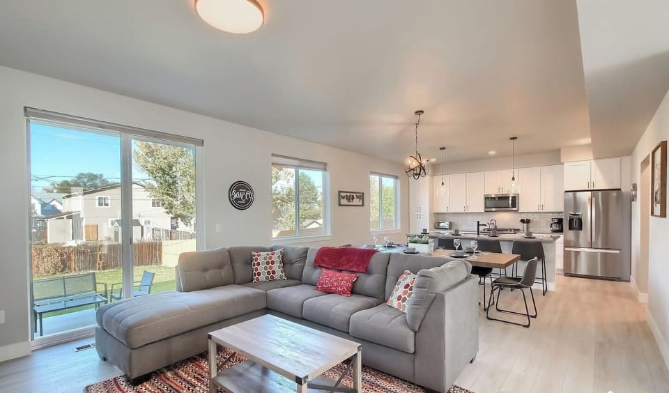 The ideal space for friends and family, this home offers plenty of natural light and an open concept design, providing a warm and memorable atmosphere for your group trip!
