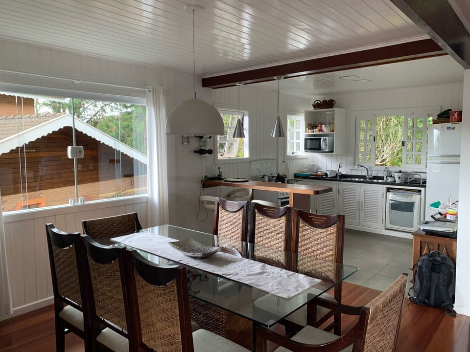 SALA DE ESTAR INTEGRADA À DE JANTAR E COZINHA