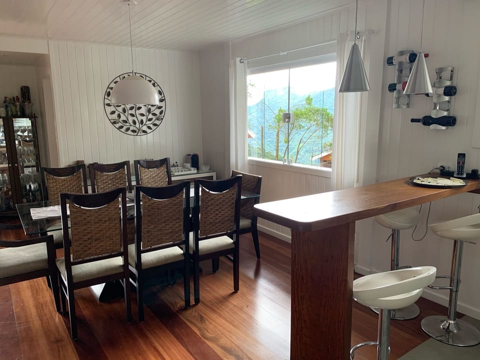 SALA DE ESTAR INTEGRADA À DE JANTAR E COZINHA