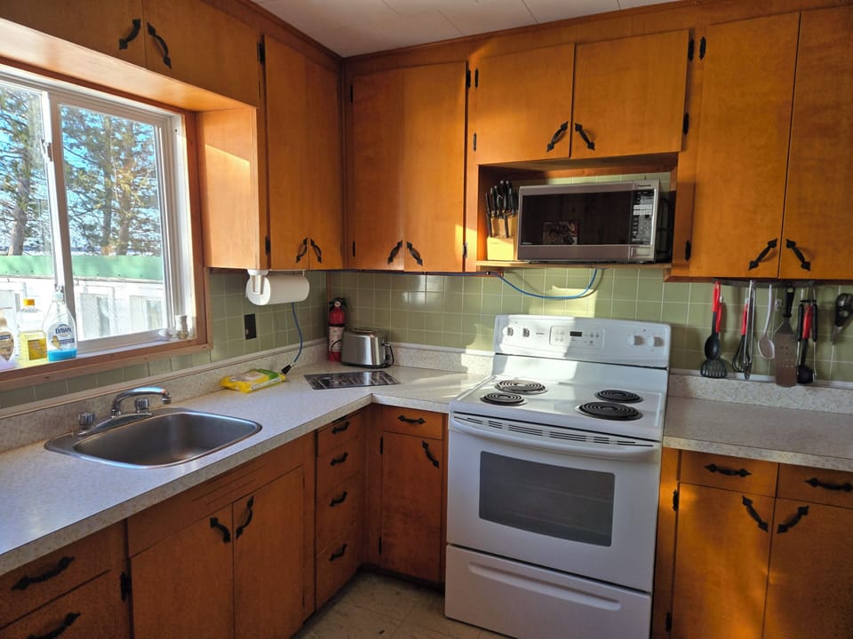 kitchen full service,drip coffee maker,microwave ,stove,toaster,fridge,pots pans