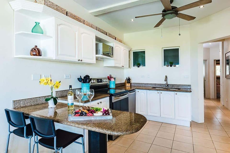 A kitchen where meals turn into moments with a view.