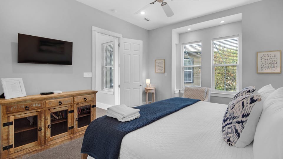 139 N Ryan St - 2nd Floor Bedroom