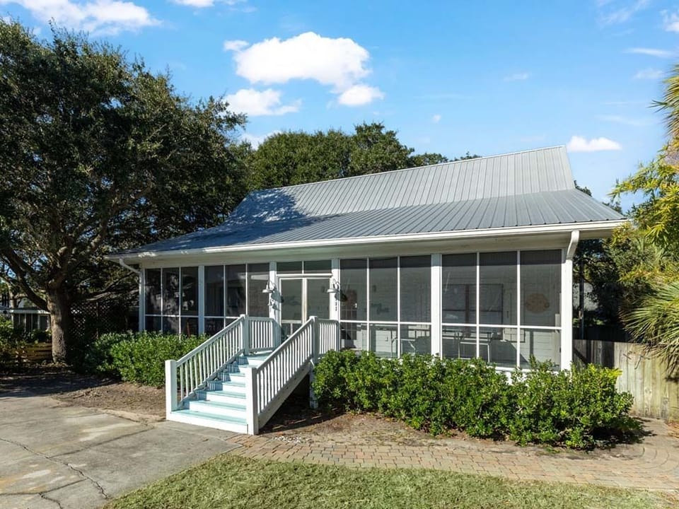 Live Oaks Cottage exterior view