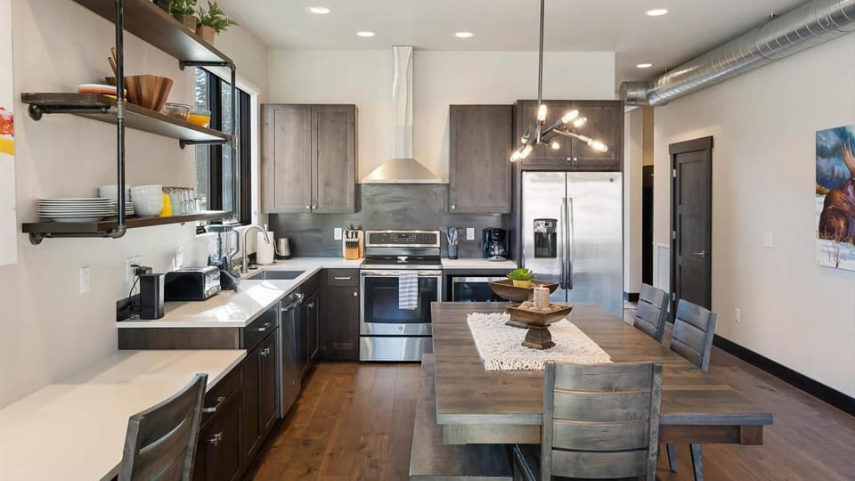 State of the art fully kitchen with all modern appliances,