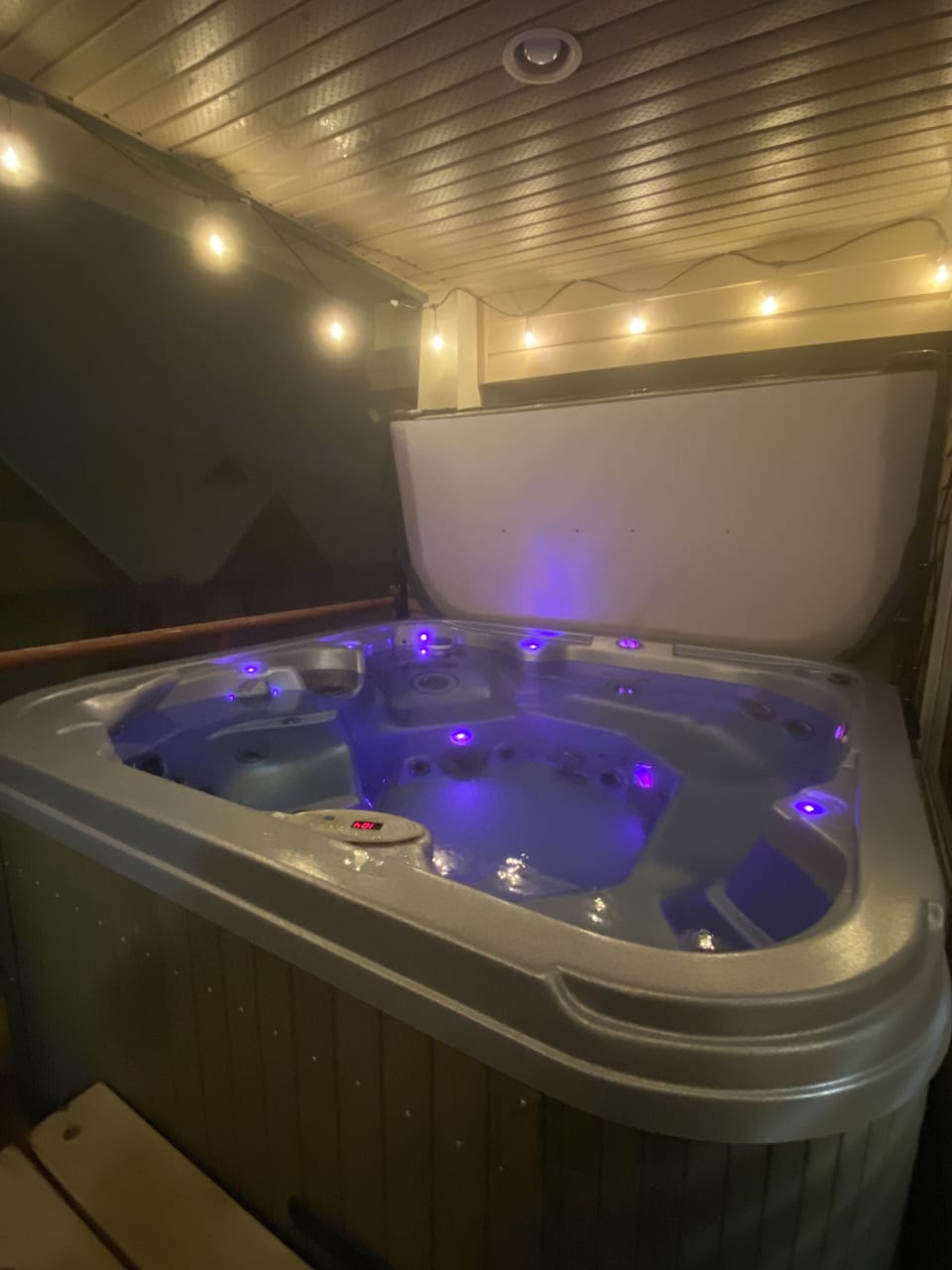 Indoor spa tub