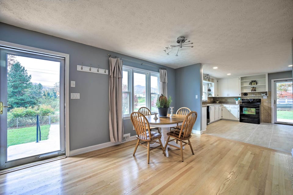 Dining Area | Dishware & Flatware | High Chair