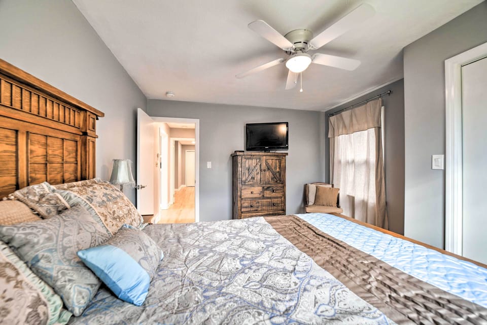 Bedroom 2 | Smart TV w/ Cable