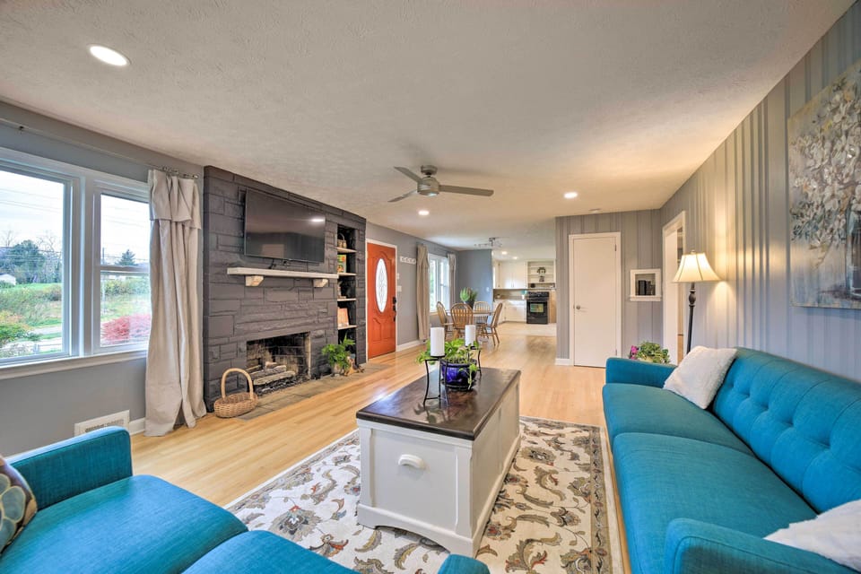 Living Room | Smart TV w/ Cable