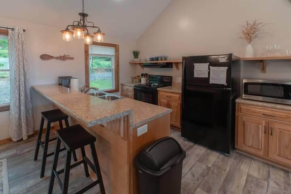 Home-cooked perfection: Savor the flavors of the mountains with all the essentials in this kitchen.