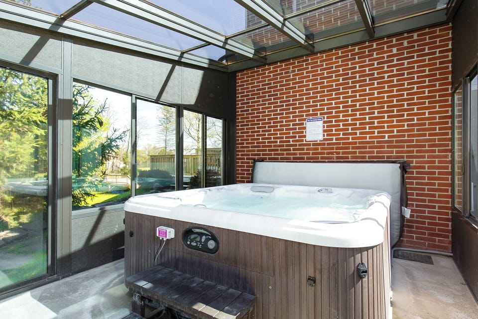 Indoor spa tub