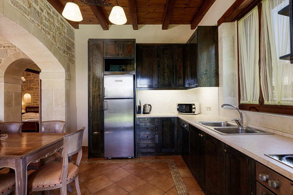 Fully equipped kitchen of Private heated pool,Walking distance to beach & all amenities, Platanes,Rethymno,Crete