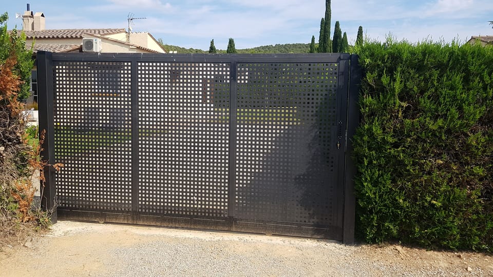 Gate
