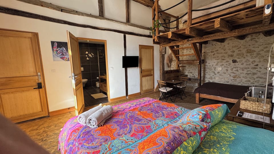 Bedroom with ensuite bathroom & king size mezzanine bed