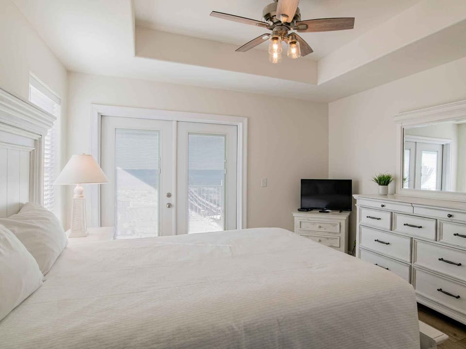 Third Bedroom - Queen Bed and Smart TV