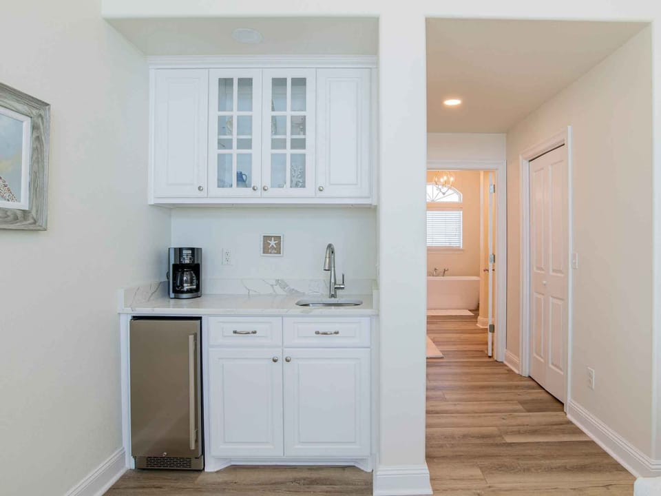 Primary Bedroom - Wet Bar