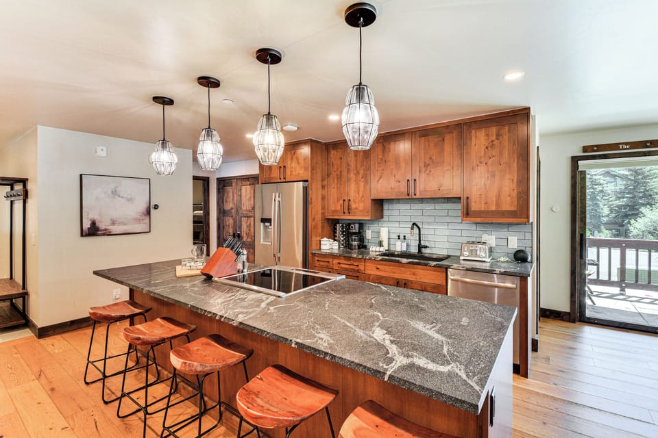 Kitchen | Drip Coffee Pot | Blender | Toaster