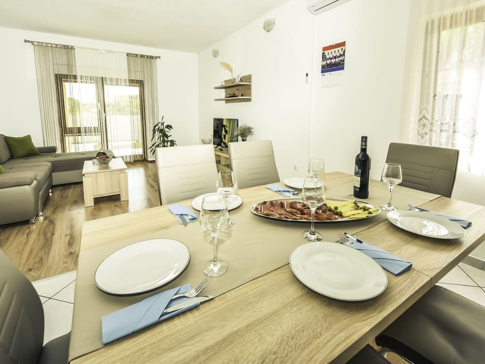 Water, Sky, Property, Plant, Building, Cloud, Swimming Pool, Tree, Residential Area, Grass