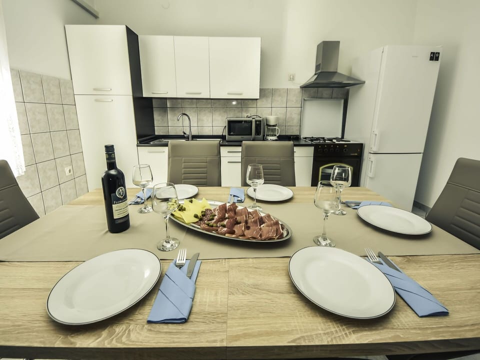 Water, Sky, Property, Plant, Building, Cloud, Swimming Pool, Tree, Residential Area, Grass