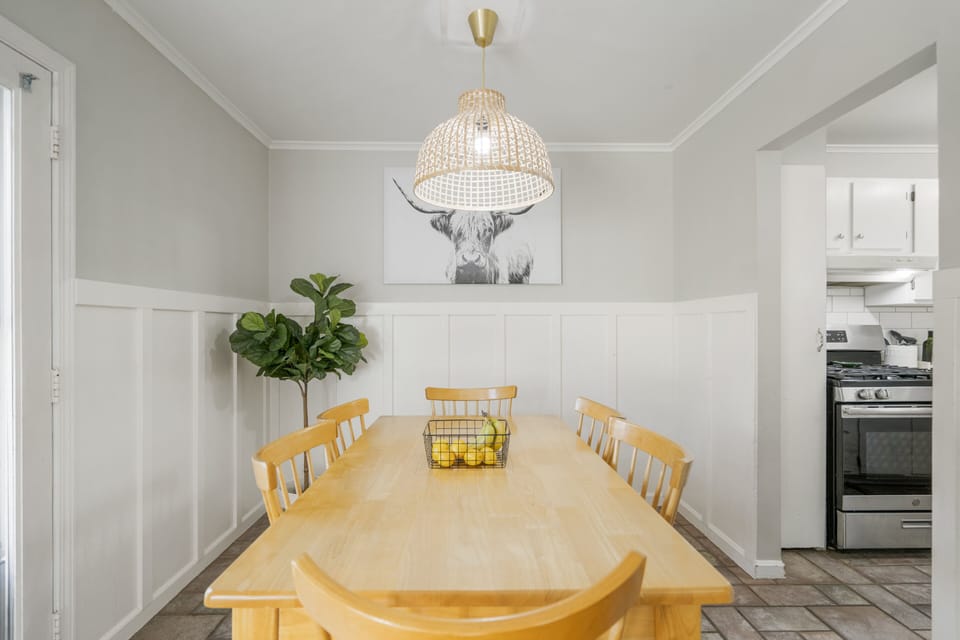 Dinning room seats 6 guests