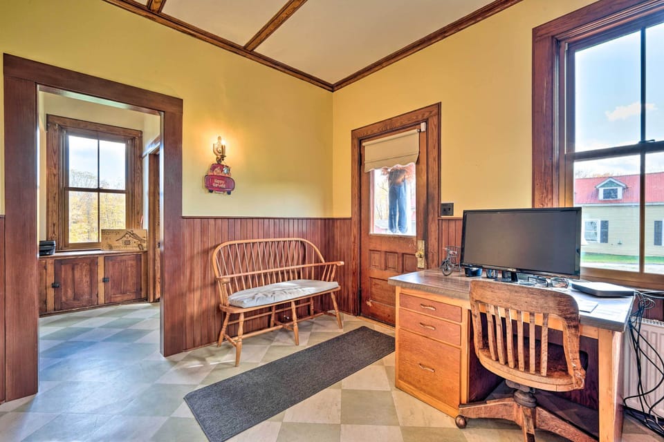 Office | 1st Floor | Laptop-Friendly Workspaces