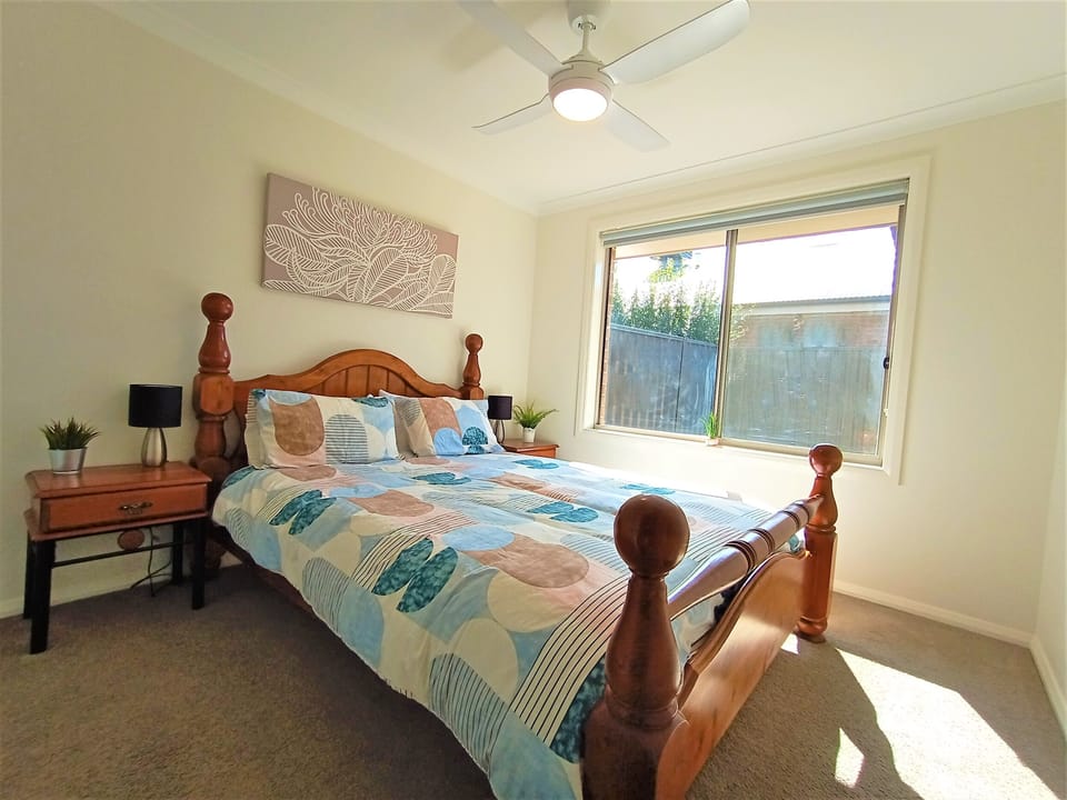 Main bedroom with queen bed and built in robe
