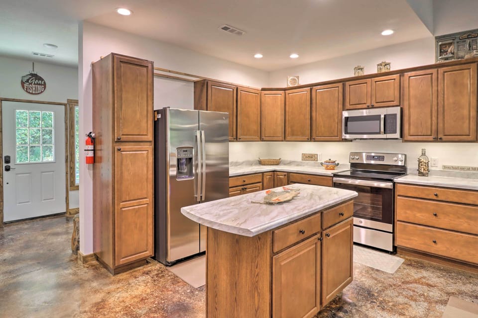 Fully Equipped Kitchen | Fridge w/ Ice Maker