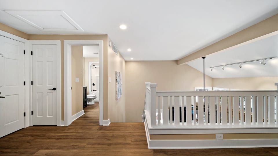 【Bedroom 1】Features attached bathroom on the upper floor
