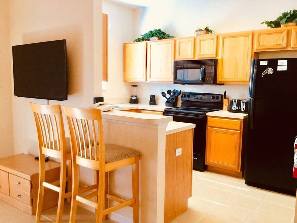 Breakfast bar view to the fully equipped kitchen