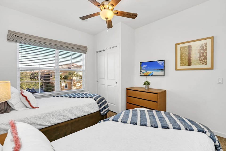 Guest bedroom with 2 twin beds