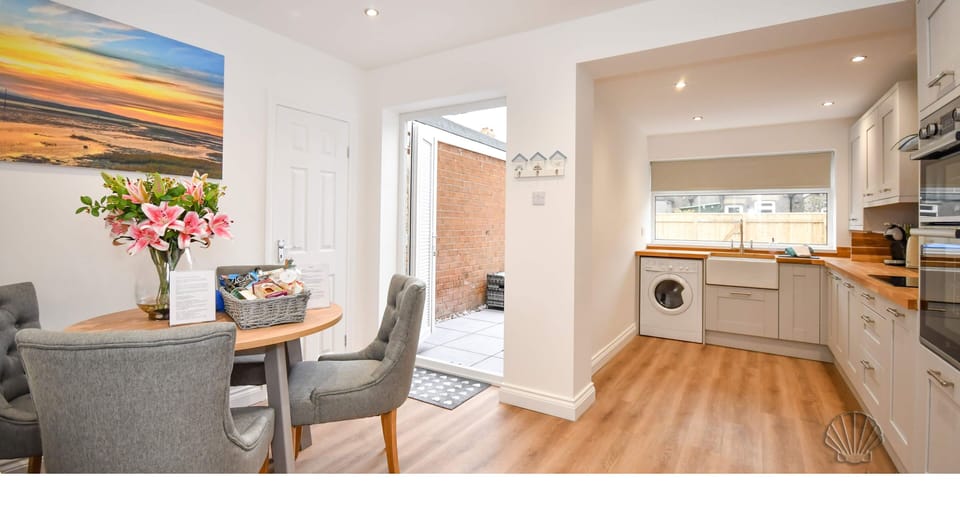 large kitchen diner with seating for 4 guests