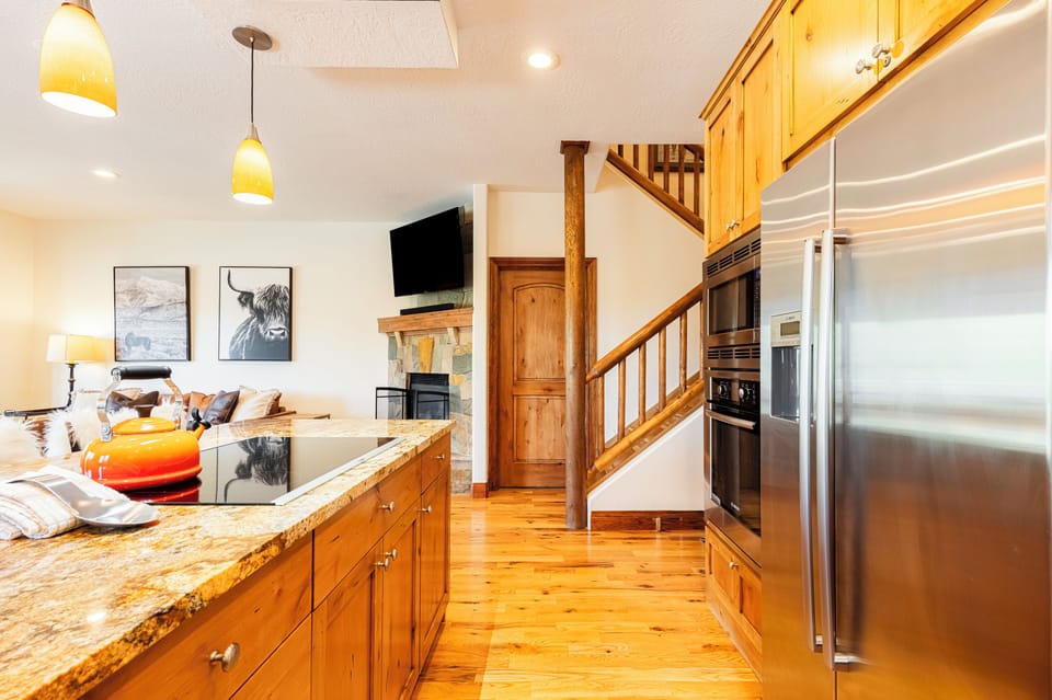 Fully Equipped Kitchen with an Open Layout
