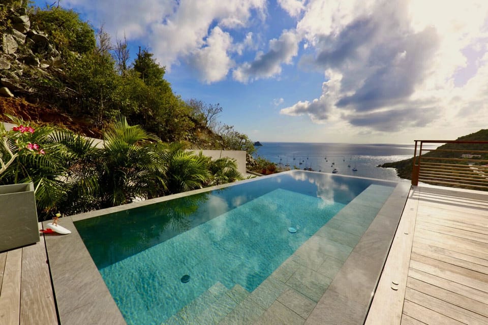 View on the bay of corossol and the Caribbean Sea from the infinity pool.