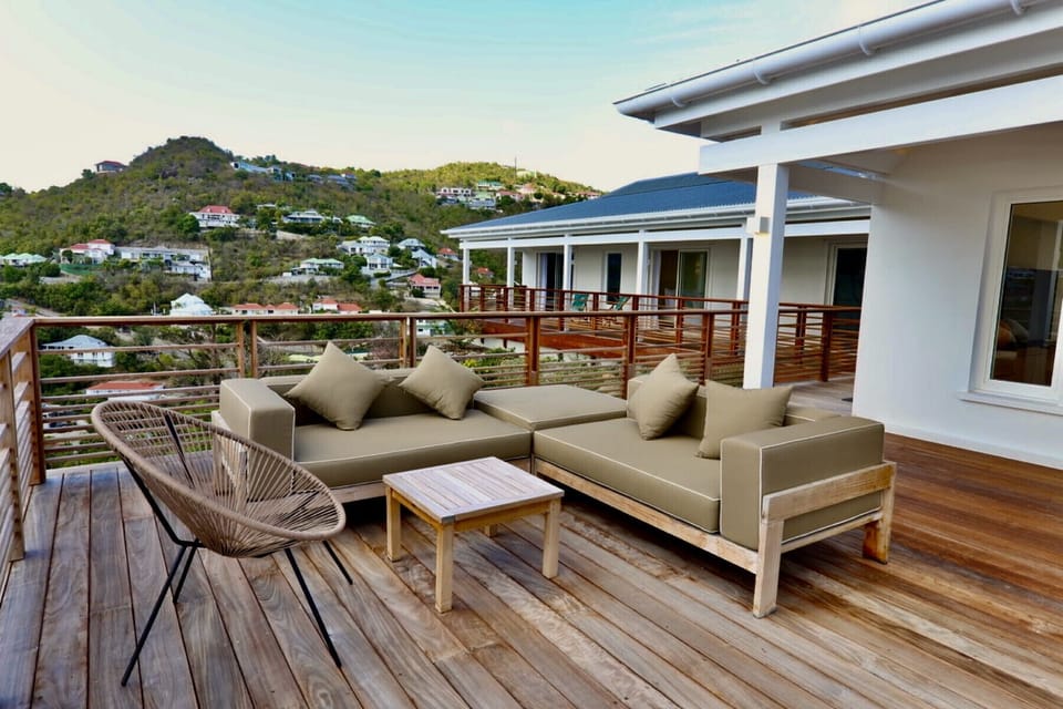 Outdoor living room of the villa for your aperitifs at sunset.