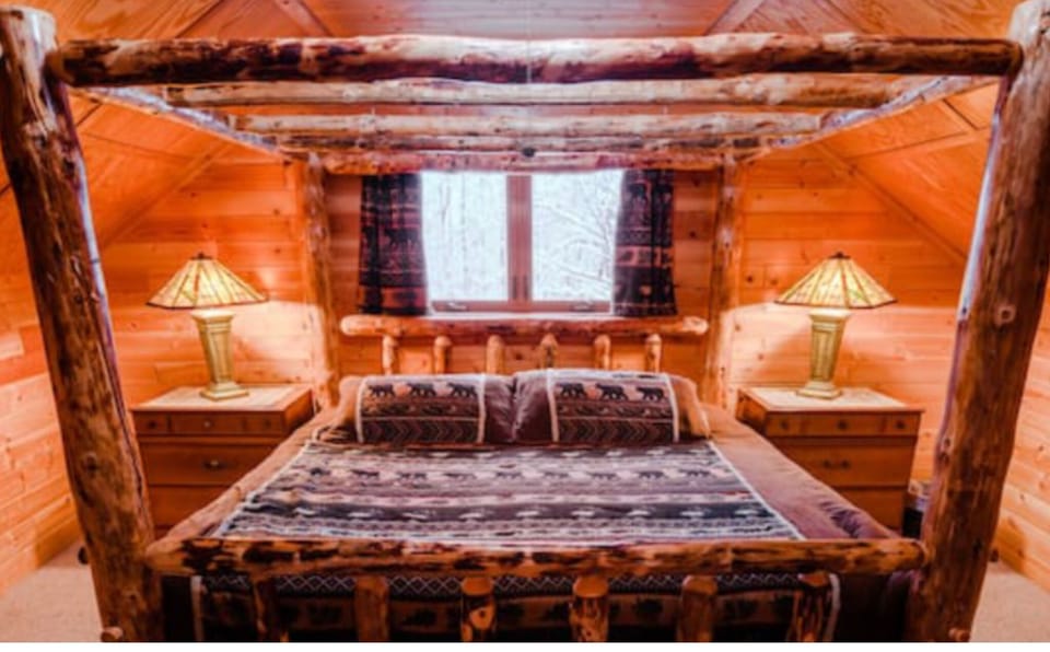 Upper bedroom, king sized.