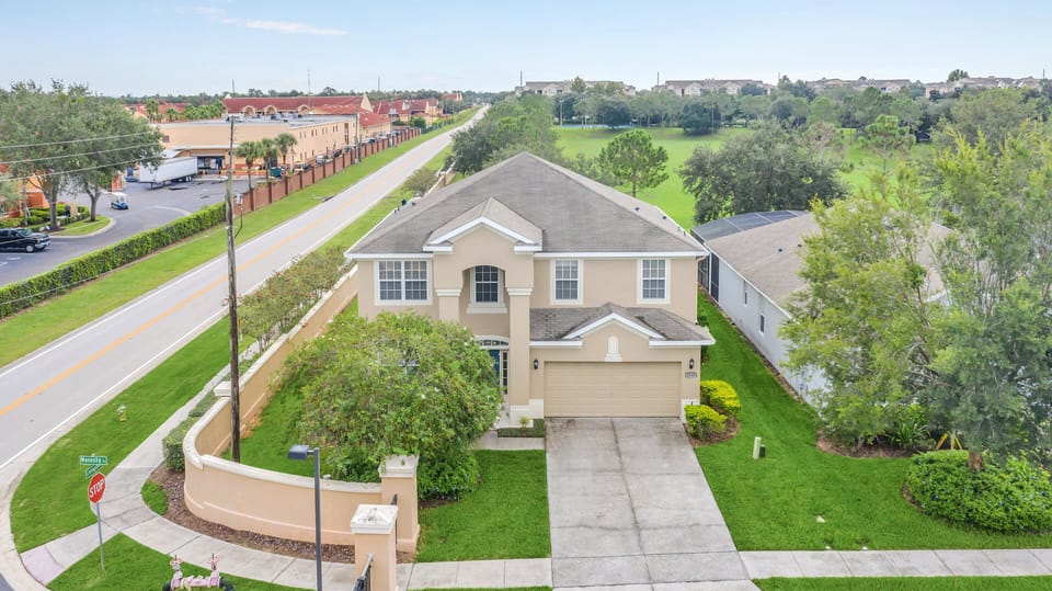 4 miles from Disney is the perfect home for you!