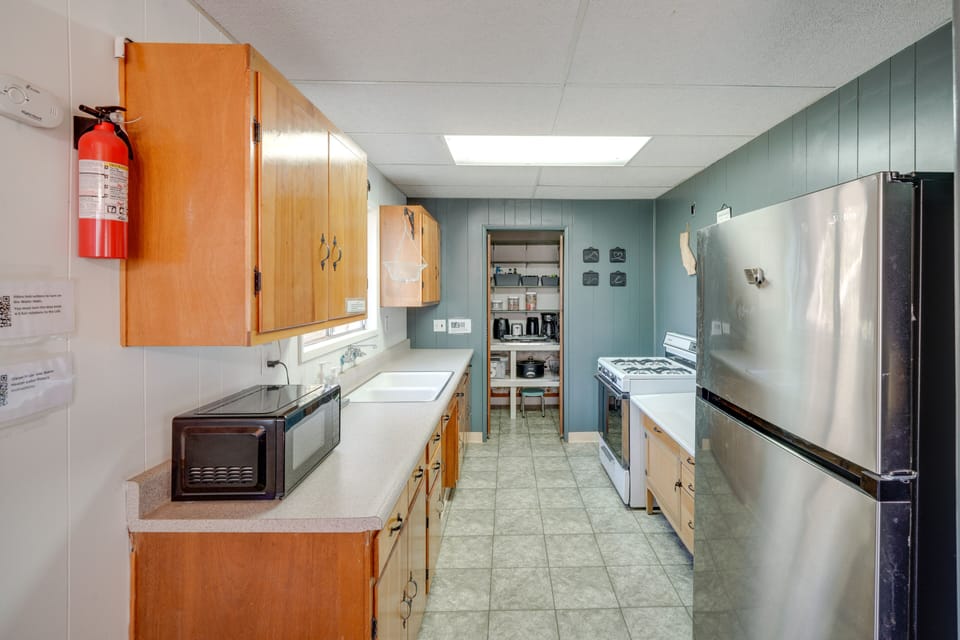 Kitchen | Well-Equipped w/ Cooking Basics | Drip Coffee Maker