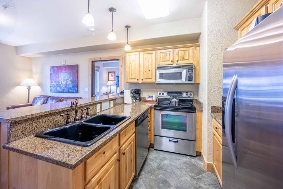 A bright and open gourmet kitchen