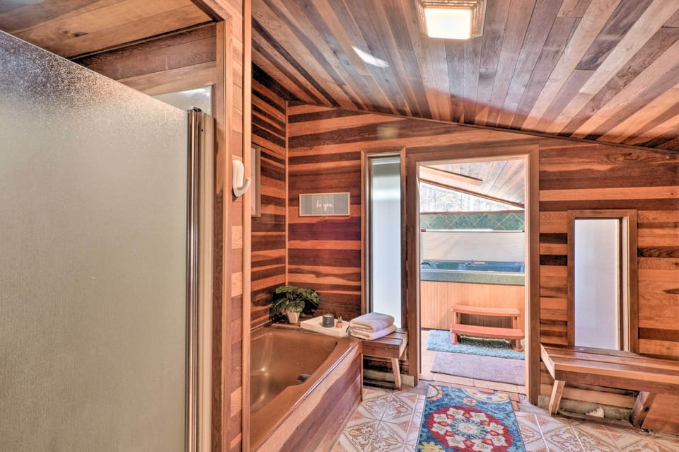 En-Suite Bathroom | Towels Provided