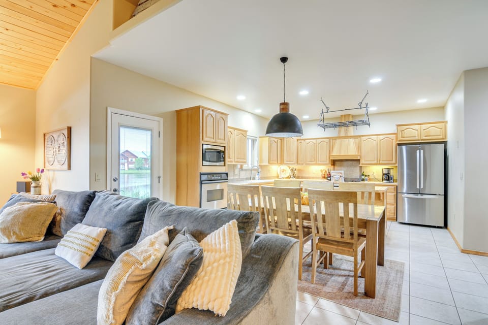 Dining Area | Dishware Provided