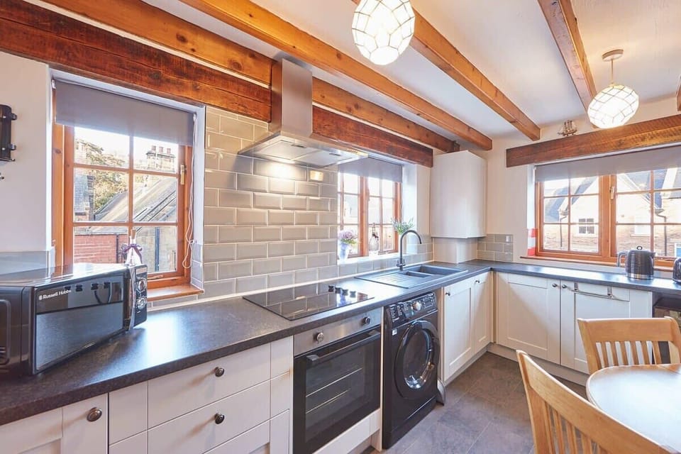 Oldcorn Cottage, Whitby - Host & Stay