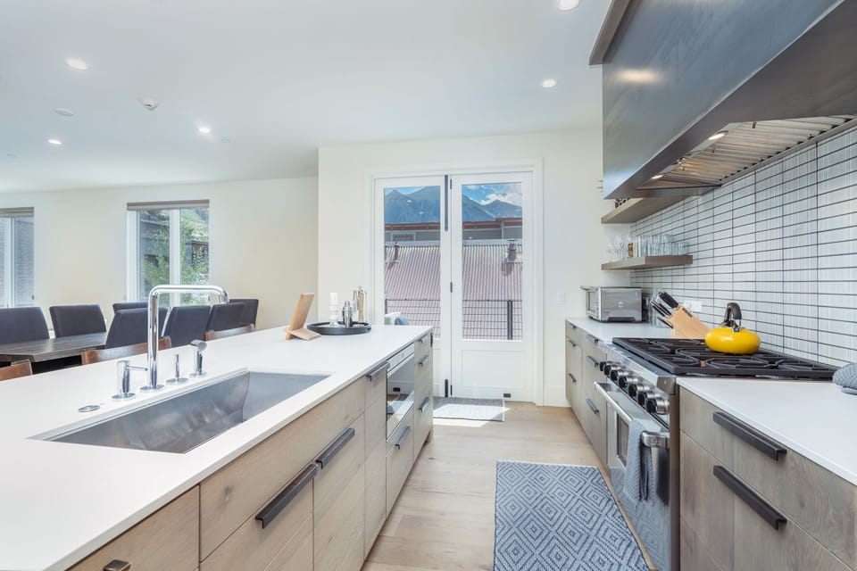 4.02-san-juan-104-telluride-kitchen2