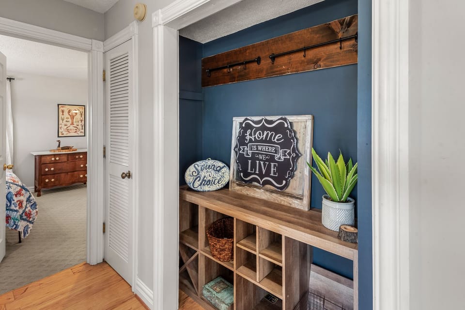 MNT1148: Sound Choice In Manteo | Mid Level Foyer