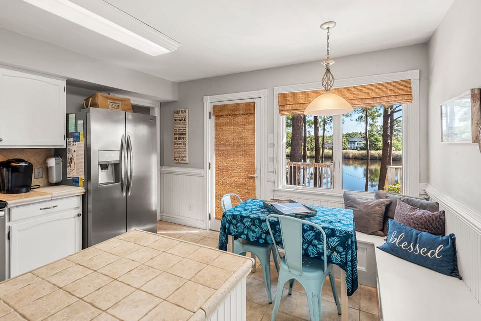 MNT1148: Sound Choice In Manteo | Mid Level Breakfast Nook and Kitchen